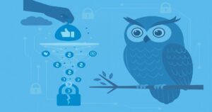 SNSの「いいね」や通知を装った詐欺を警告するフクロウのイラスト。情報がロックされる様子と不正なデータ吸い上げを表現したデジタル風デザイン。