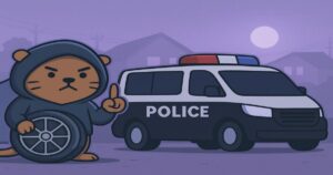 フード姿のカワウソキャラが住宅街で警察ワゴン車と並ぶイラスト