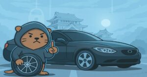 青い夜景と城を背景に、タイヤホイールを持つフード姿のカワウソが警戒を示す防犯イラスト